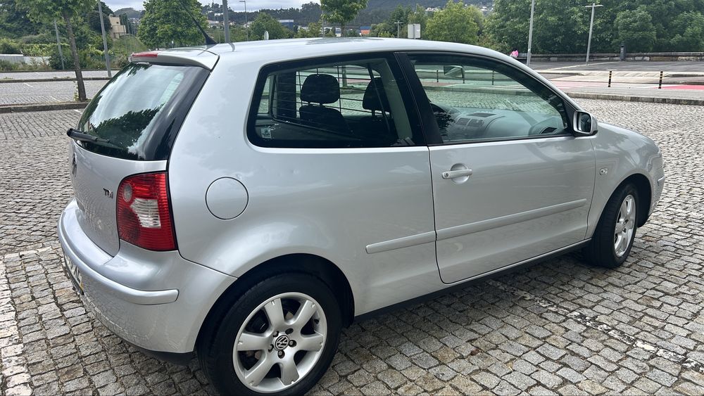 Volkswagen Polo 1.4 TDI  75 cavalos - cor cinza