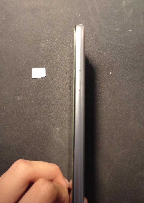 Motorola E5 cinzento e cartão microsd