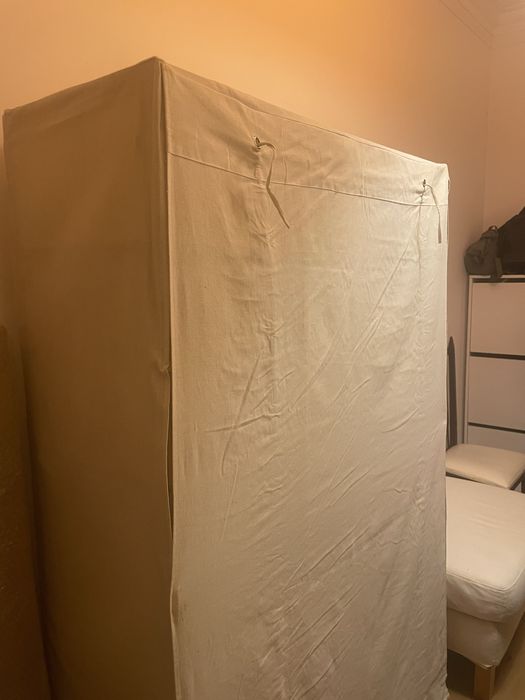 Armário de madeira e pano