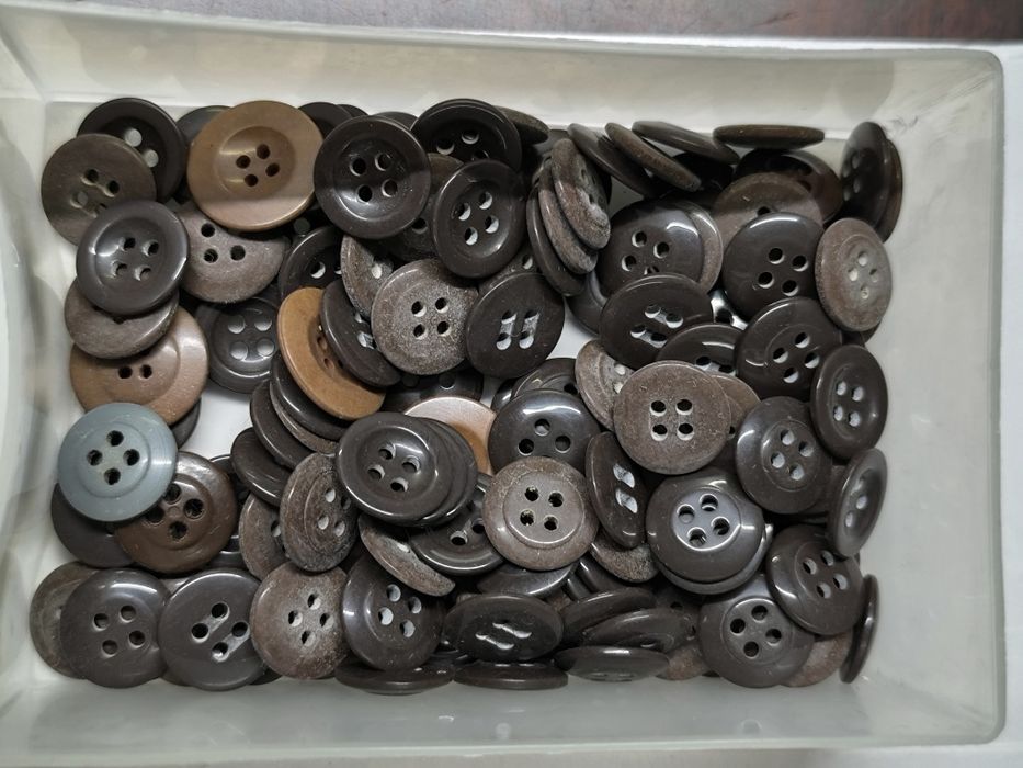 Botões castanhos vários tamanhos Oeiras