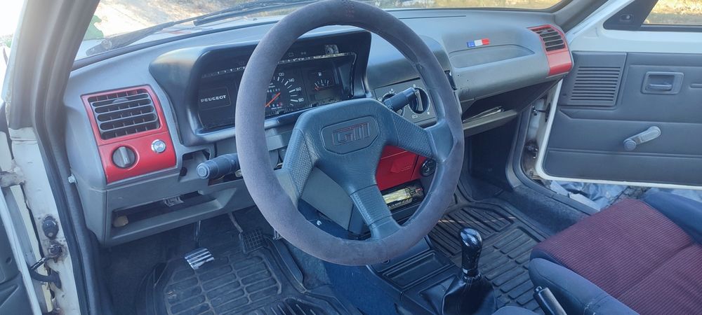 Peogeot 205 xad turbo de livrete.
 motor e kilometros originais. 
Bancos GTI
volante GTI
Carro fiável e muito econômico.