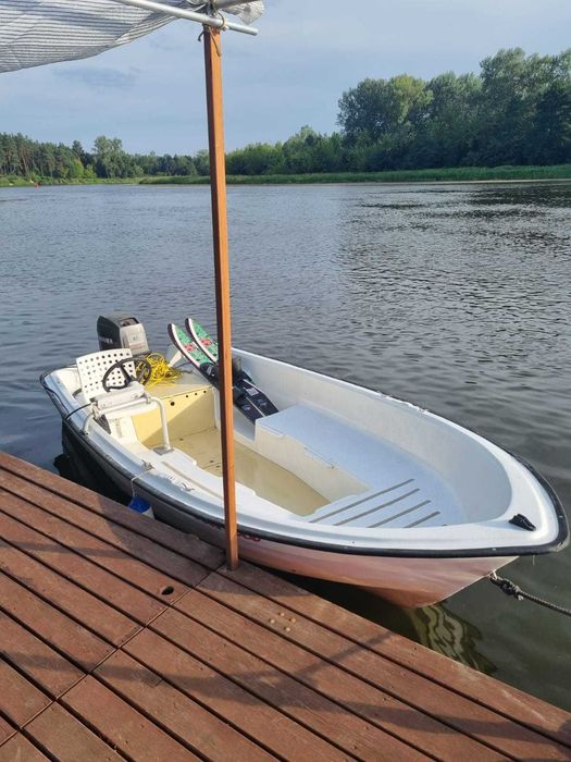 Łódź motorowa Romana  z silnikiem Mariner 40 oraz z przyczepą neptun.