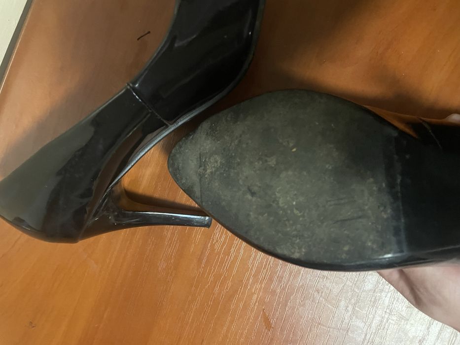 Туфлі лакові на каблуці.