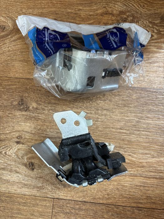 Продаю кріплення вихлопної системи Рено