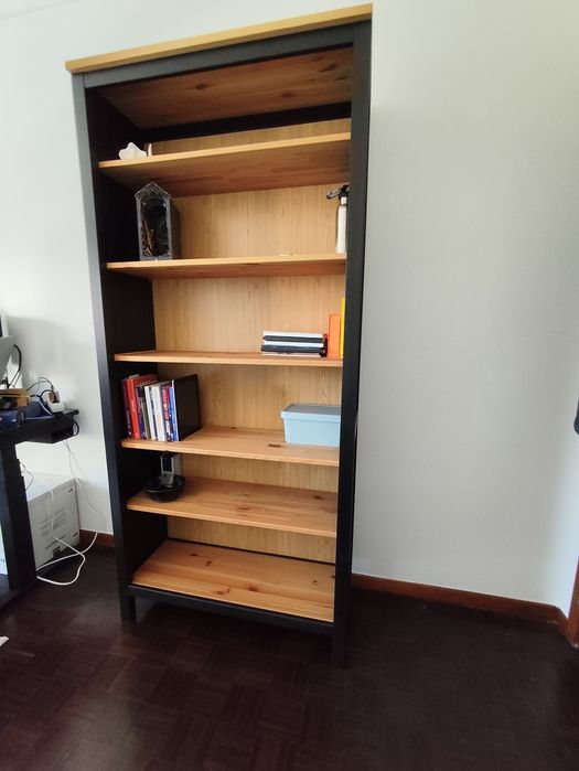 Estante alta preta e madeira – 6 prateleiras Hemnes