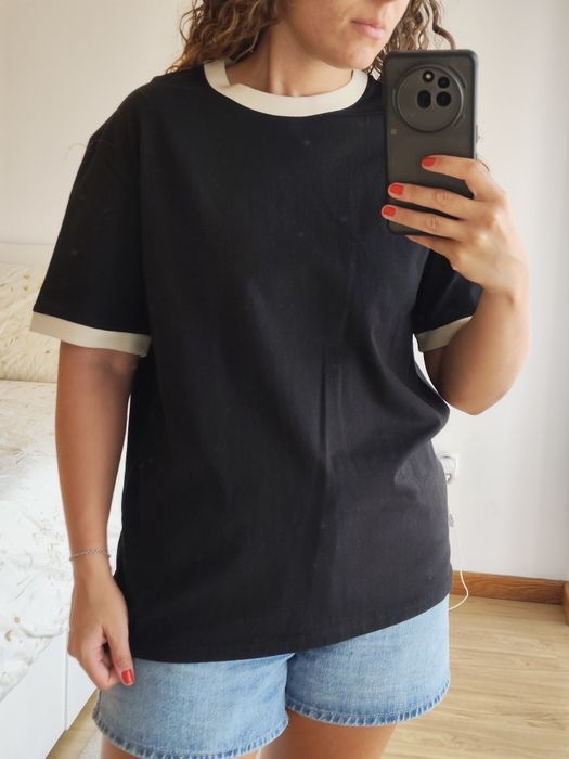 T-shirt Preta com pormenor na gola