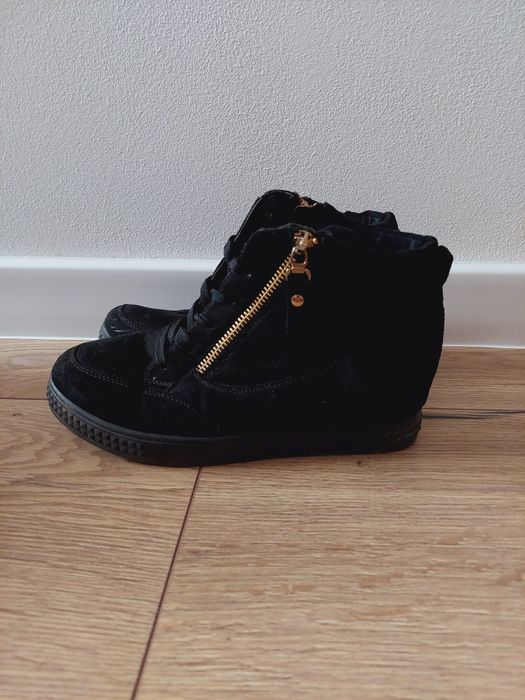 Czarne zamszowe sneakersy botki z zamkami 37 stan bardzo dobry