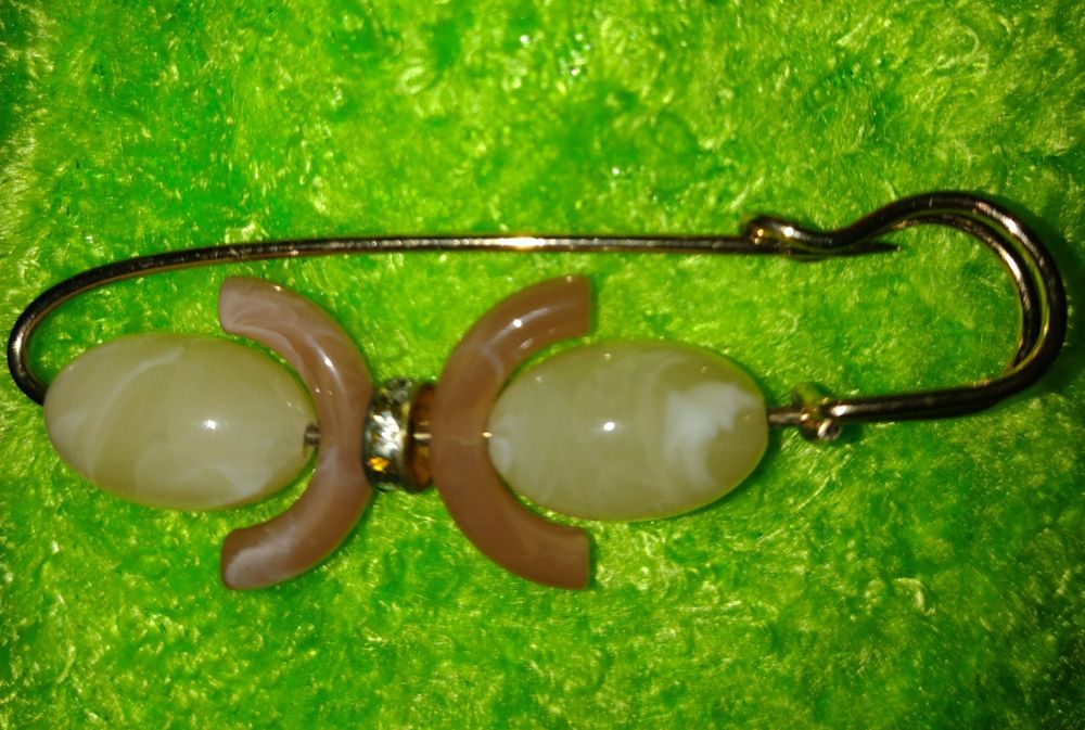 Брошки прикраси.