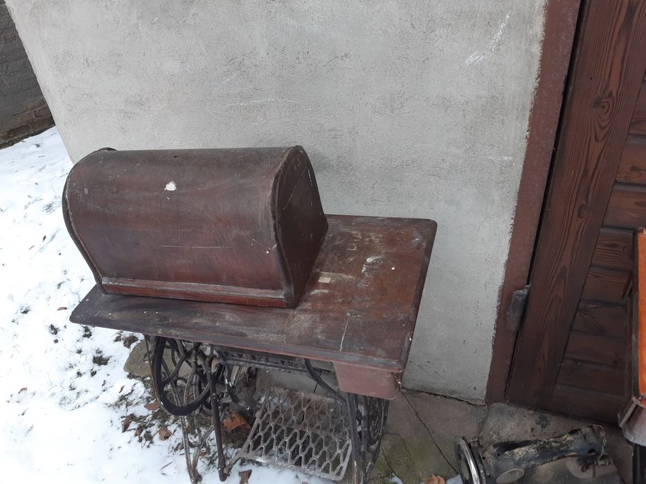 Dolna czesc zabytkowej maszyny SINGER
