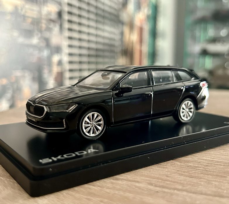 1:43 Abrex Škoda Superb Combi IV
