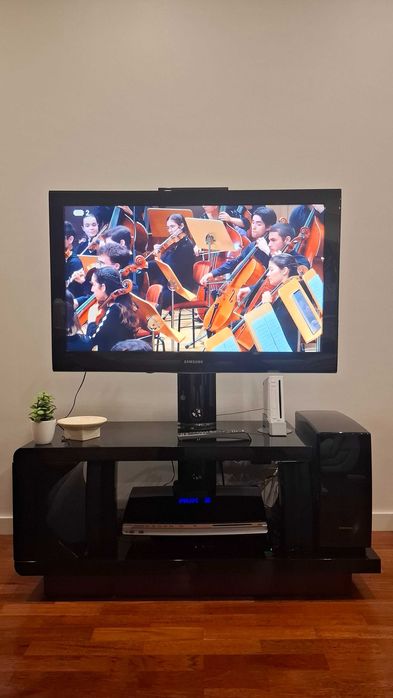 Móvel TV preto com sistema rotação e sistema de cabos invisíveis