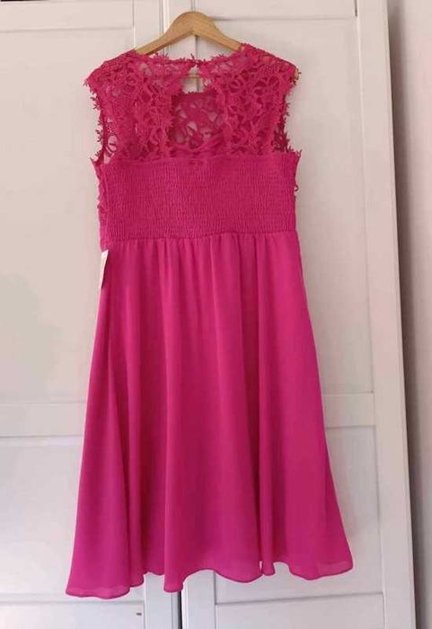 Piękna różowa sukienka z koronką 46