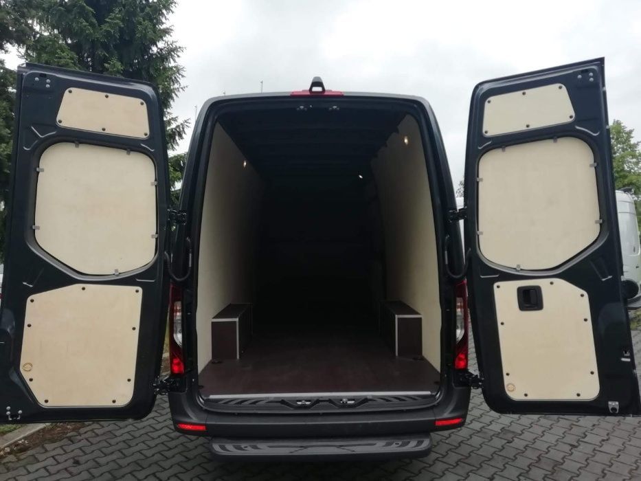 Zabudowa busa ze sklejki Mercedes Sprinter L3H2