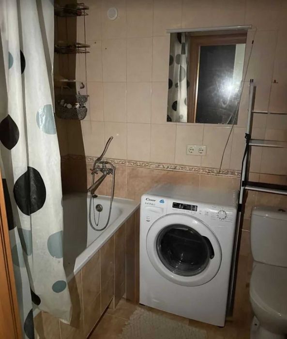 Продаж 2-кімнатної квратири в спокійному районі, техніка меблі ремонт.