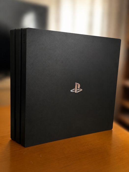 PlayStation 4 Pro 1TB + 1 Comando + Cabos (Em excelente estado)