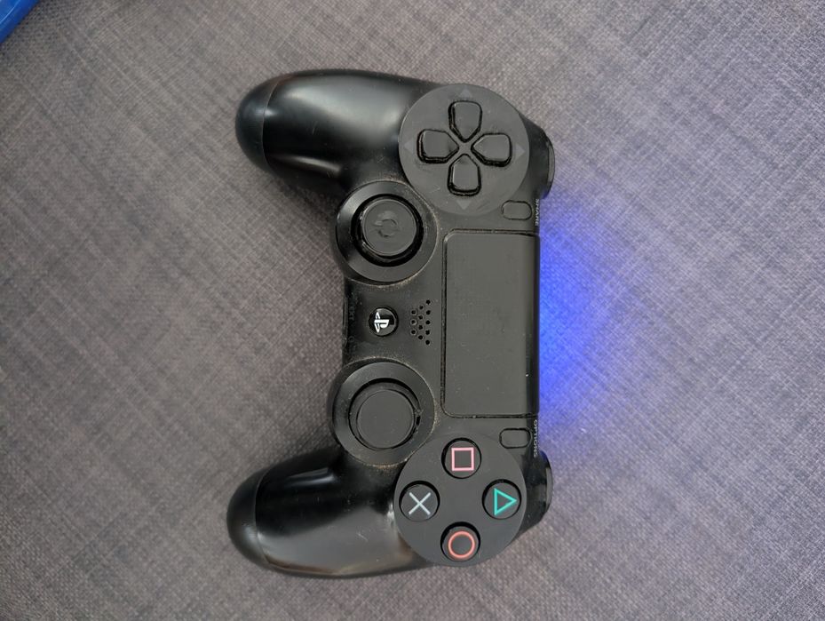 PS4 500 GB com 2 comandos + 6 jogos (como novo)
