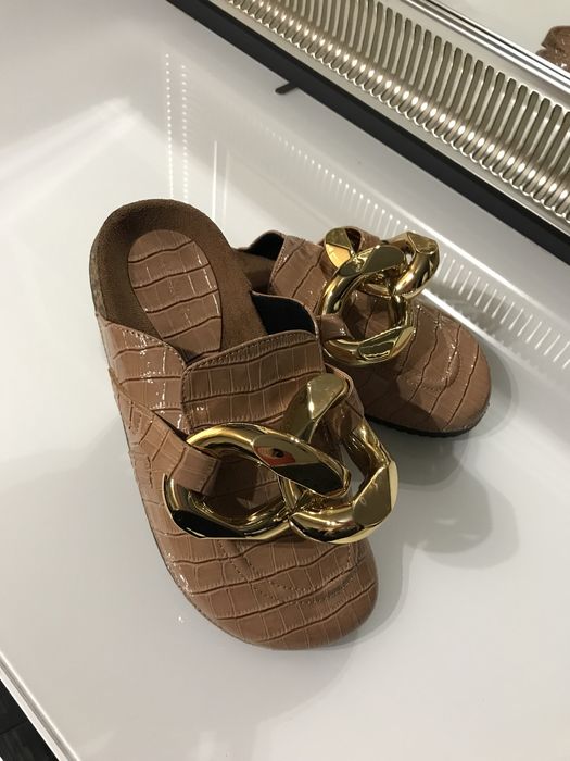 Lakierowane klapki z ozdobnym łańcuchem imitacja skóry krokodyla 37
