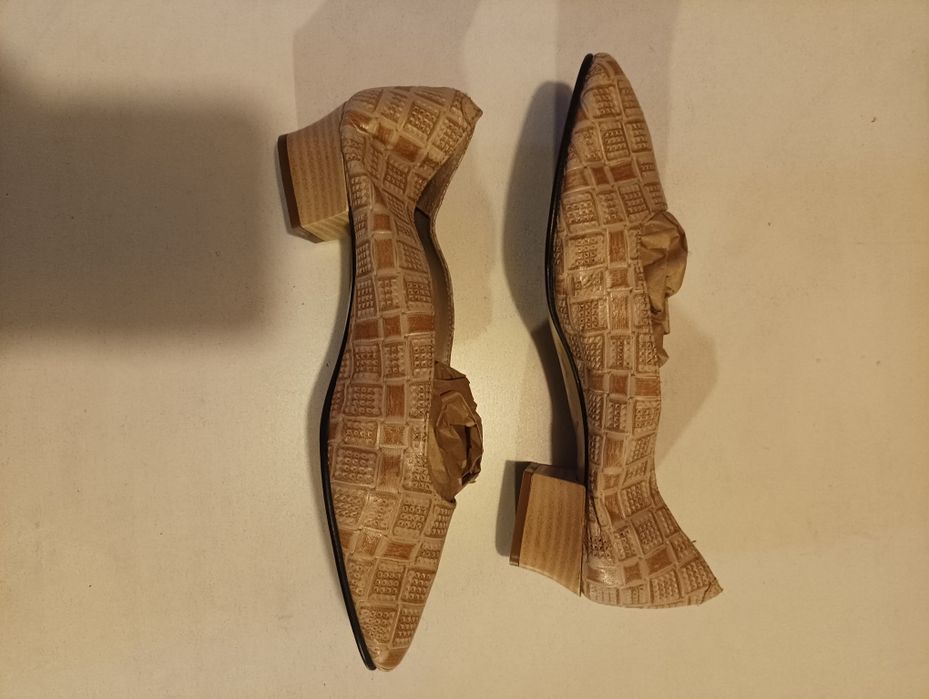 Sapatos rasos em creme/bege,de marca Exclusive