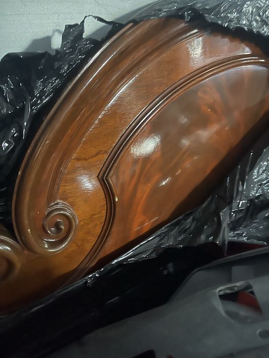 Vendo mobilia de quarto de mogno e raiz de nogueira.