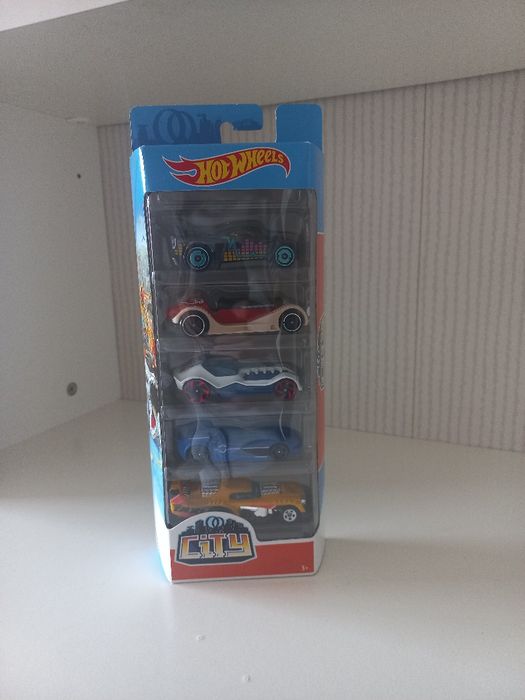 Pack carros Hotwheels.