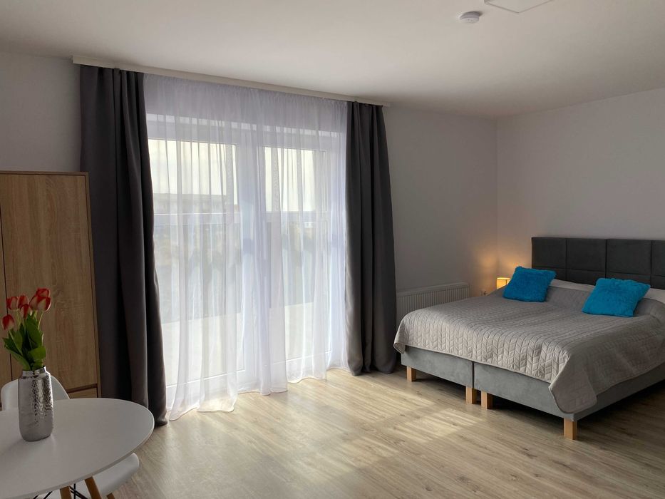 Apartament z aneksem kuchennym i łazienką Przestronny