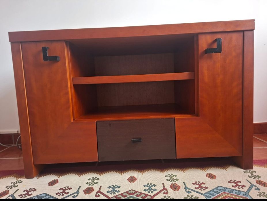 Cama individual em excelente estado com mesa cabeceira móvel tv .