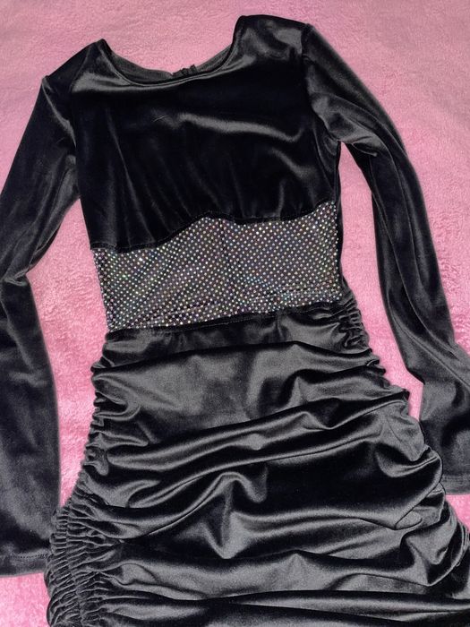 Плаття з оксамиту та камінчиків