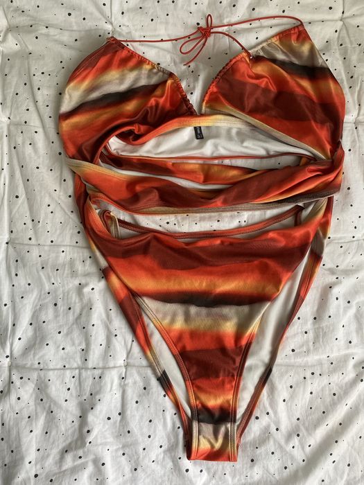 Fikuśny strój kąpielowy jednoczęściowy marki PrettyLittleThing, 16.