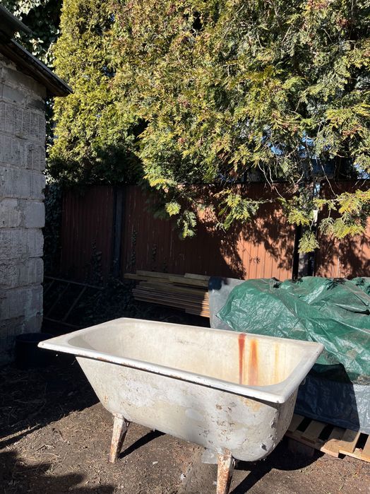 Stara żeliwna wolnostojąca wanna na nóżkach