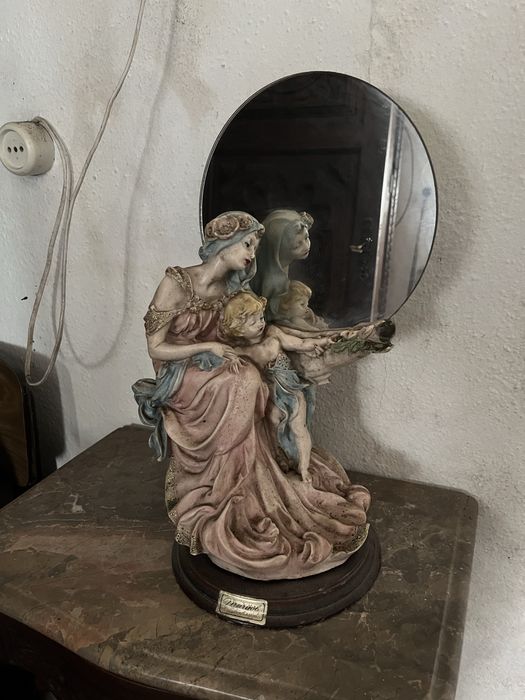Estátua em marfinite com espelho