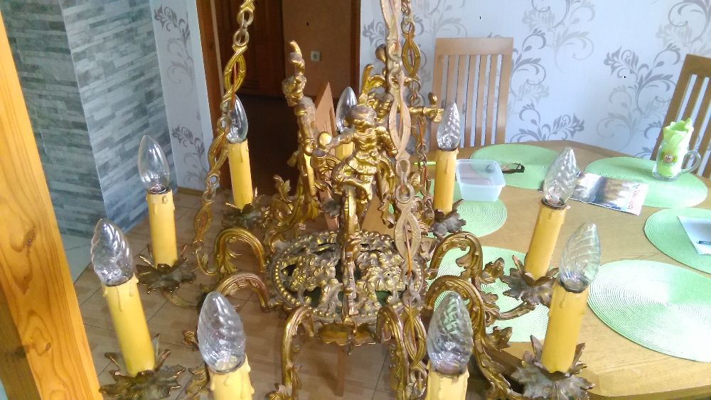 Stary figuralny mosiężny żyrandol, lampa.