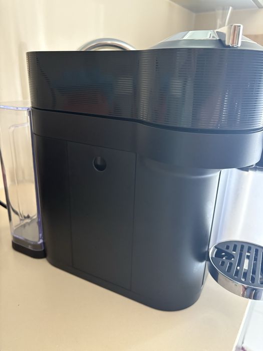 Maquina de Cafe Nespresso ENV3000.B Vertuo Latissima Preta