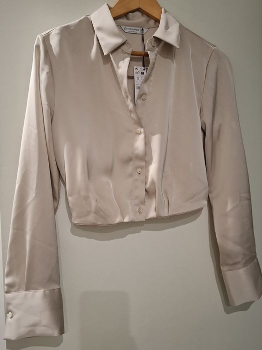 Blusa crop creme acetinada nova Stradivarius
Tamanho S
Cintada
Elegante