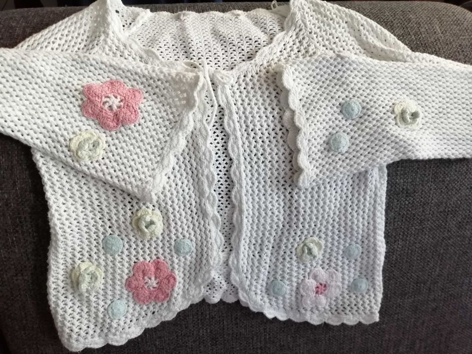 Sweterek rozm 110 biały z kwiatkowymi aplikacjami