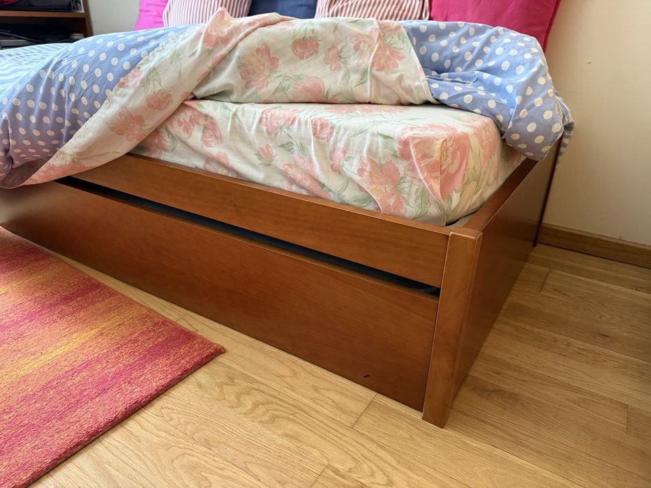 Cama dupla estilo gaveta com colchoes