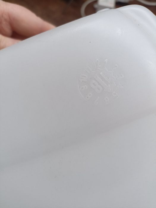 Продам каністри з під води. 10 л,висота 30 см ,діаметр 80 см