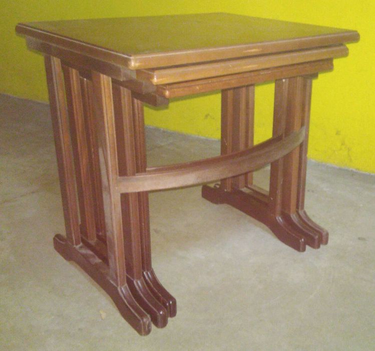 Conjunto de três mesinhas