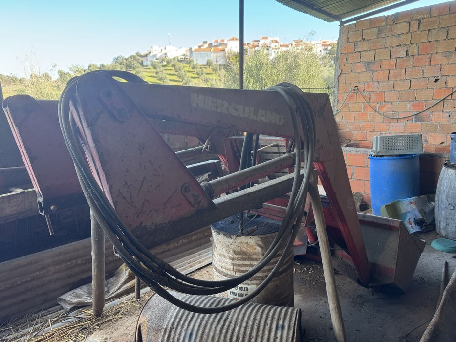 Carregador frontal herculano