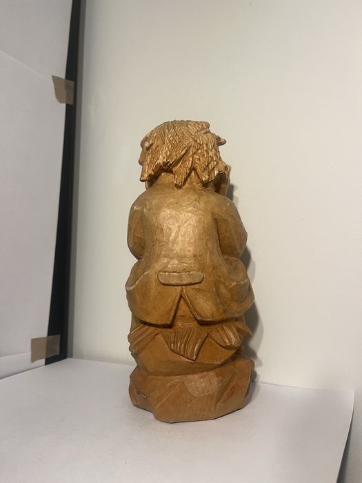 Figura drewniana siedząca