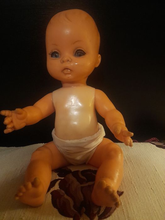 Boneca antiga de plástico