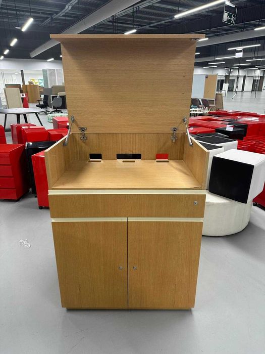 Mesa de suporte a videoconferências em madeira