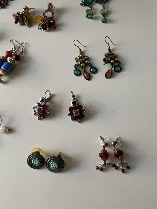 Caixa com 39 pares de brincos