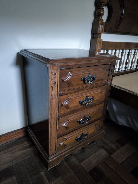 Vendo cama com 2 mesas de cabeceira e 1 cómoda