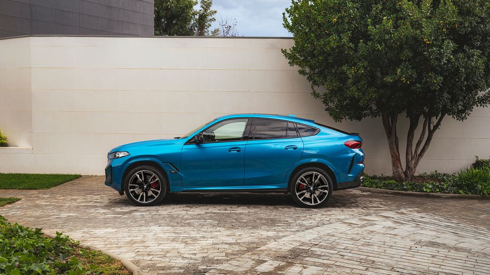 BMW X6 niebieskie lewy bok