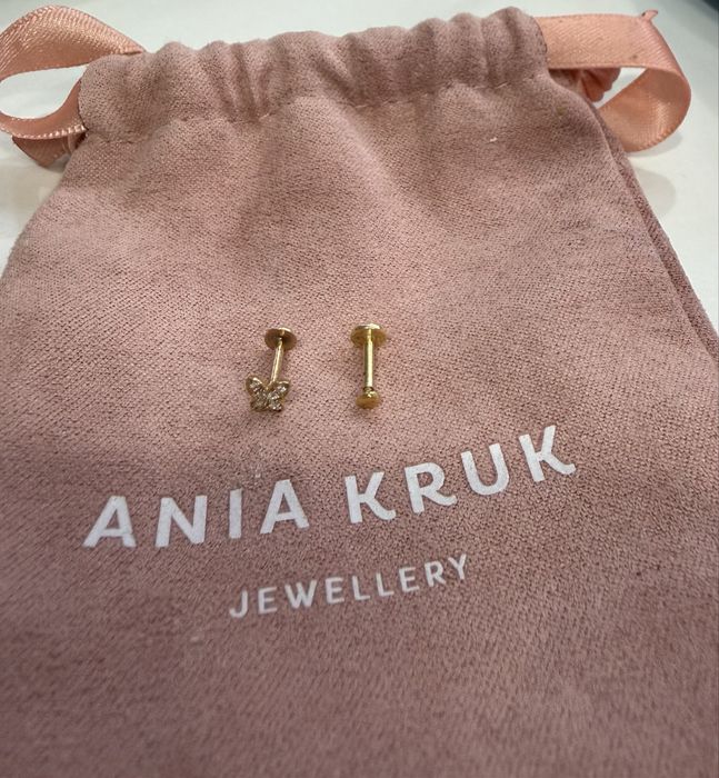 Dwa pojedyncze kolczyki złote na śrubke do ucha lub nosa