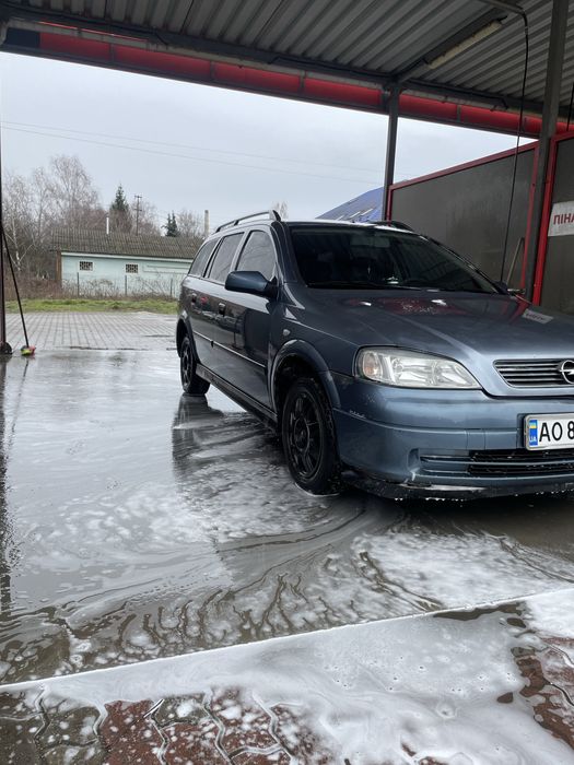 Opel Astra на повному ходу