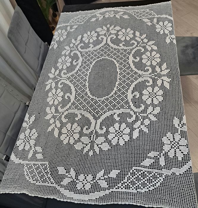 Prostokątny szydełkowy obrus na stół 150x120