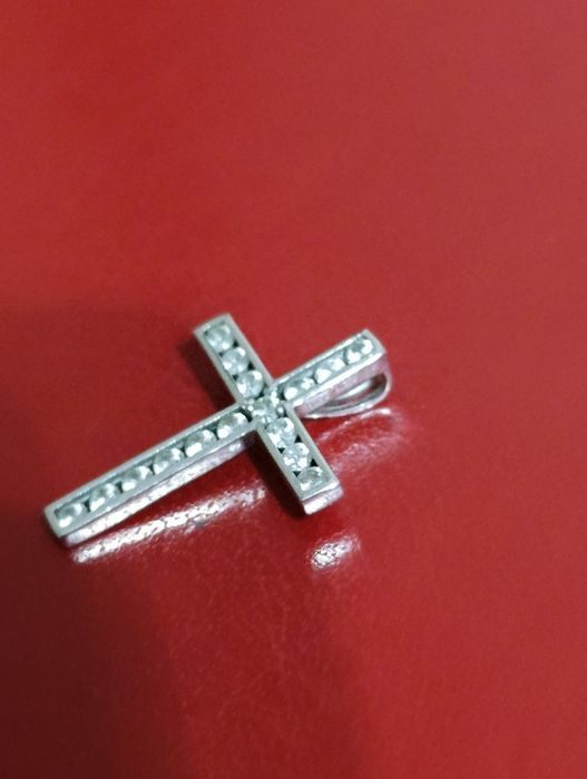 Продам хрест з 16 діамантами. Дешево!