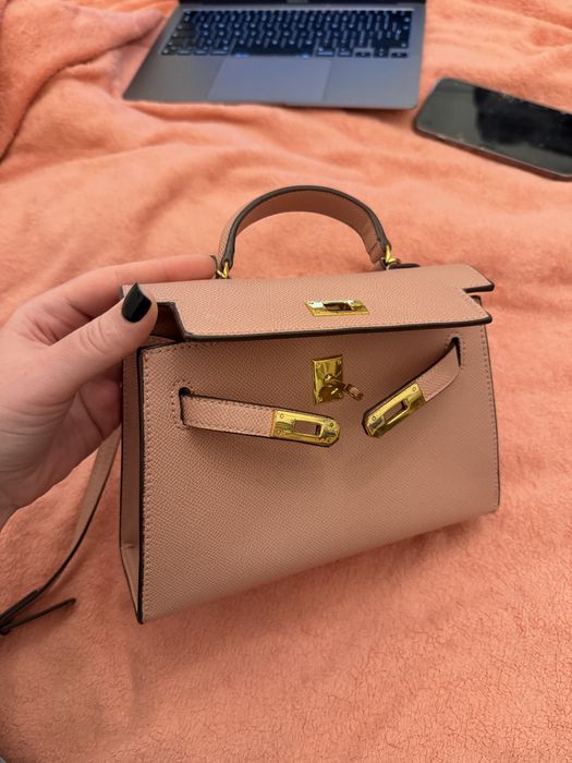 Bardzo stylowa torebka w kolorze brudny roz