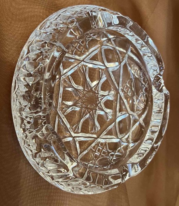 Кришталеві стакани, чарки, графін, попільничка, ріг